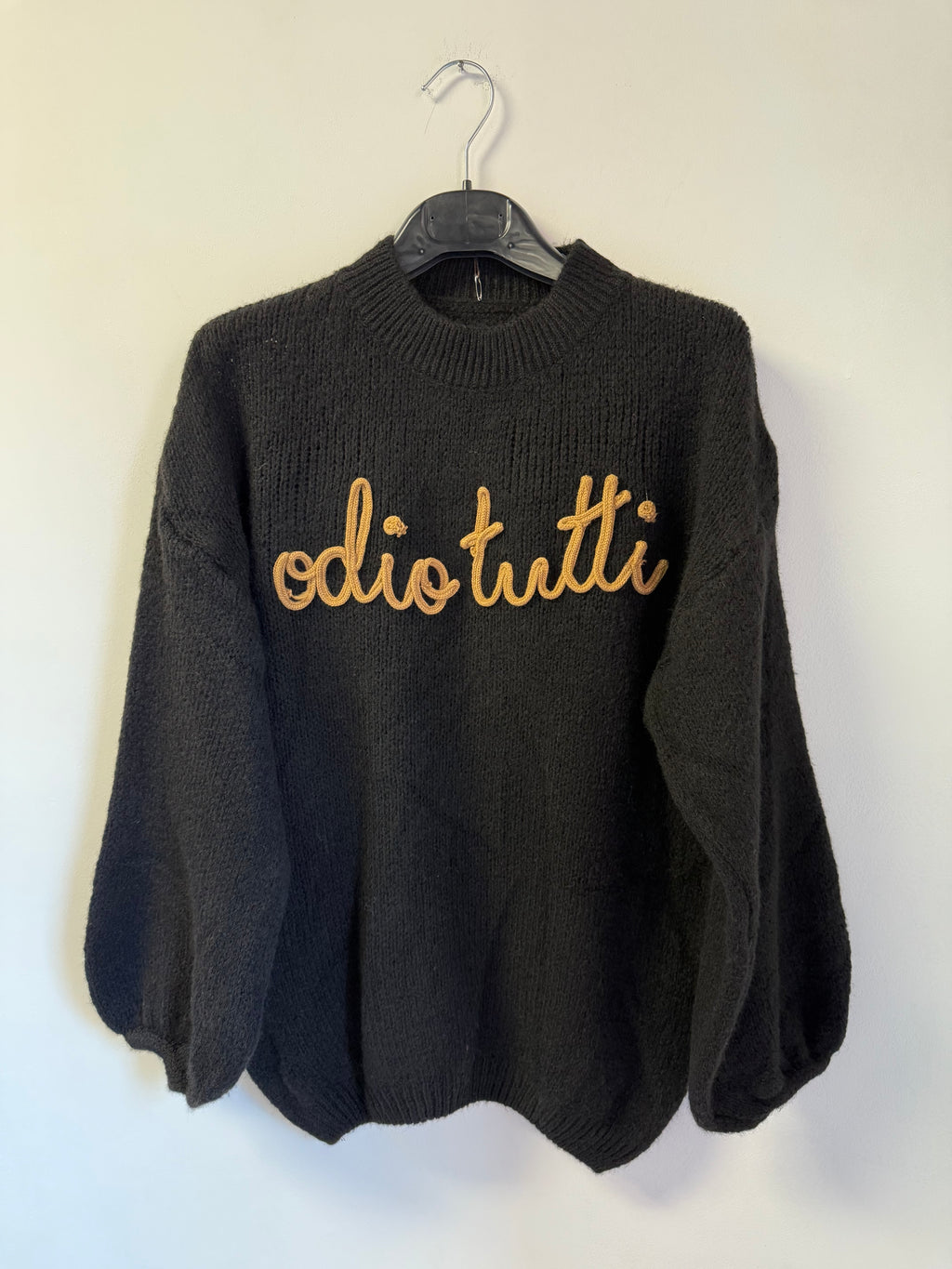 Maglione “Odio Tutti” – Ricamo 3D