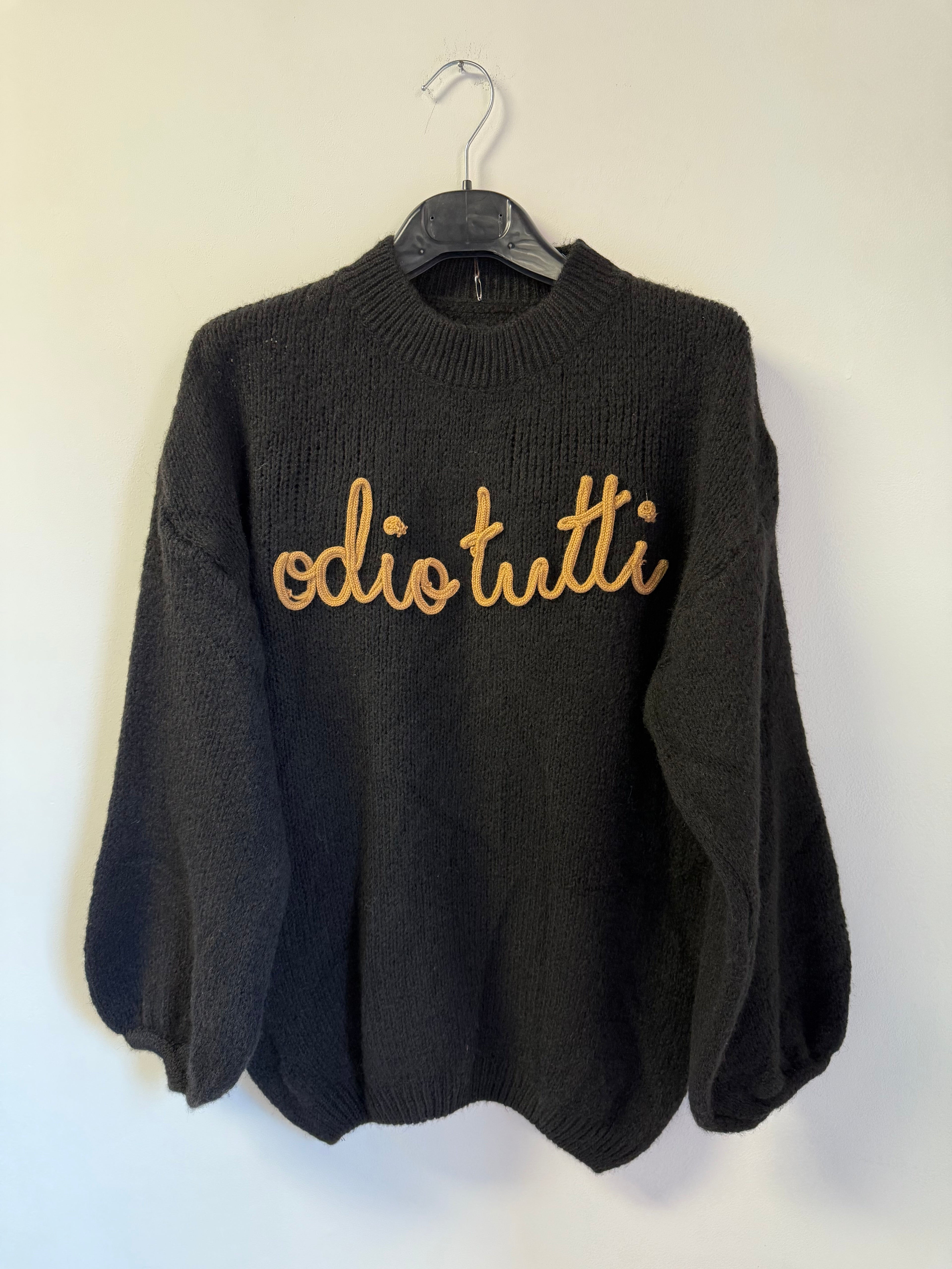 Maglione “Odio Tutti” – Ricamo 3D