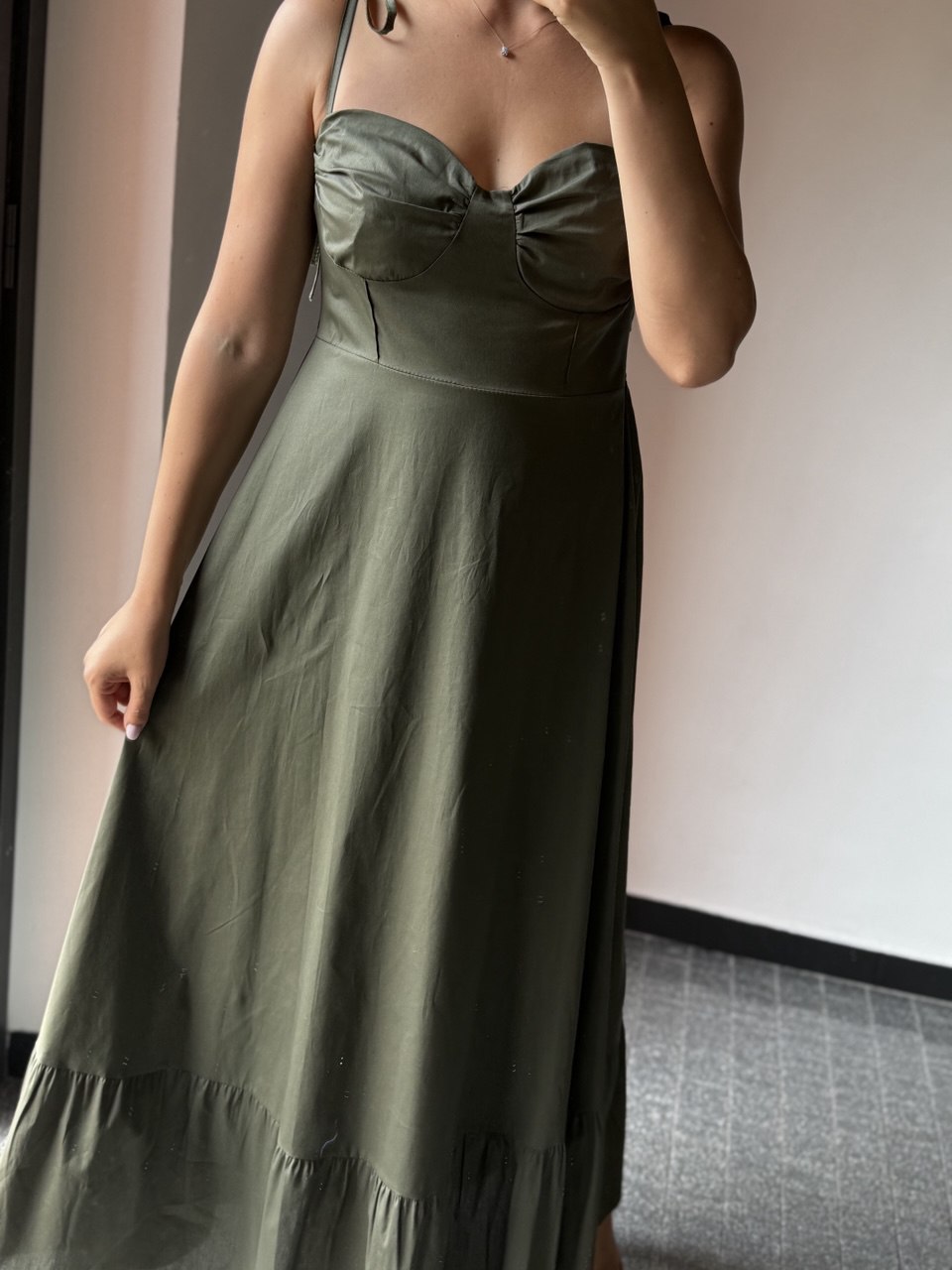 sofia-abito-lungo-verde militare-scollo-cuore-bretelline