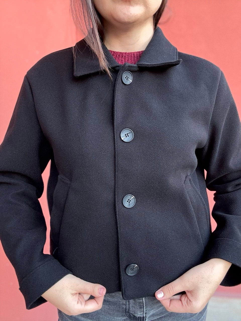 Cappotto nero con bottoni