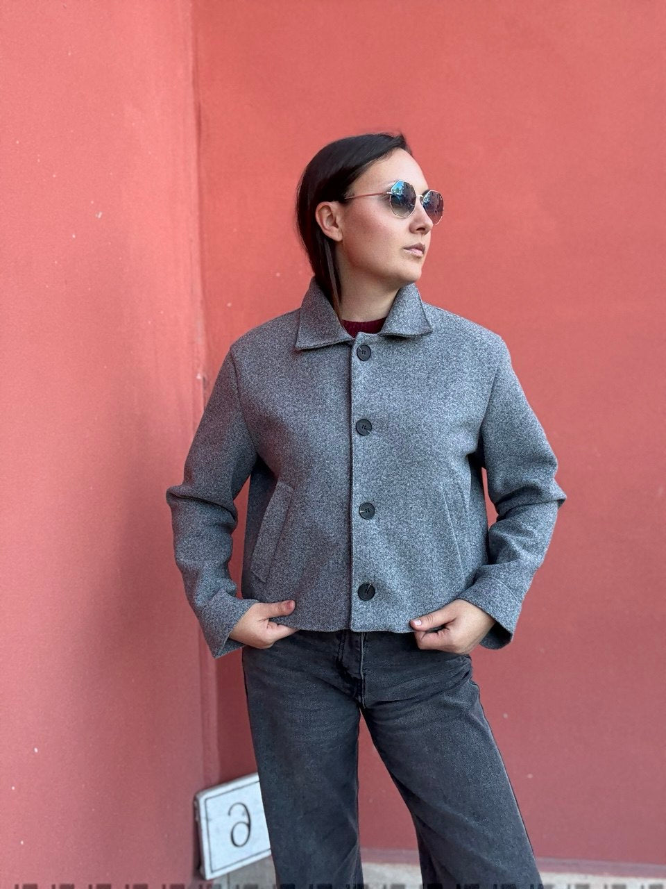 Cappotto corto grigio capo di tendenza per l'inverno.