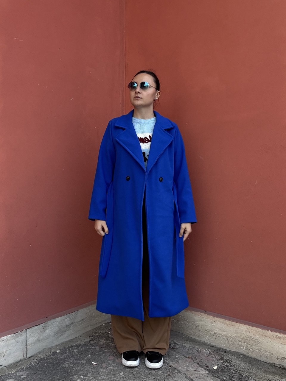  Cappotto blu elettrico vista laterale con cintura annodata