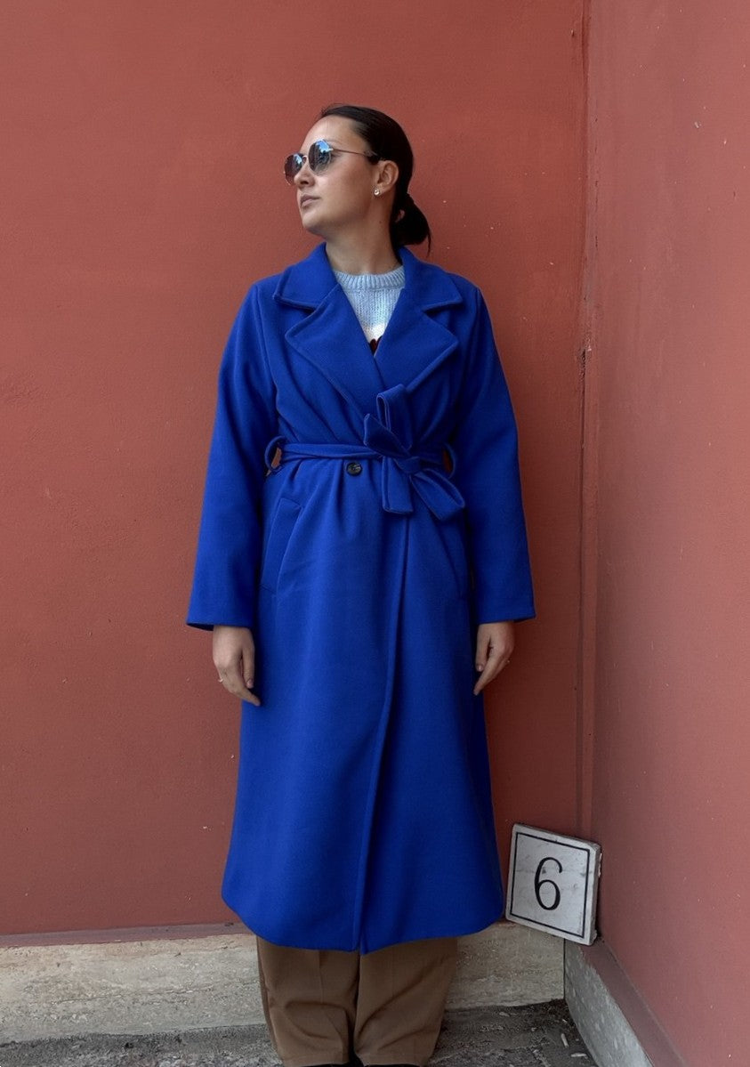 Cappotto lungo blu elettrico con cintura indossato, vista frontale