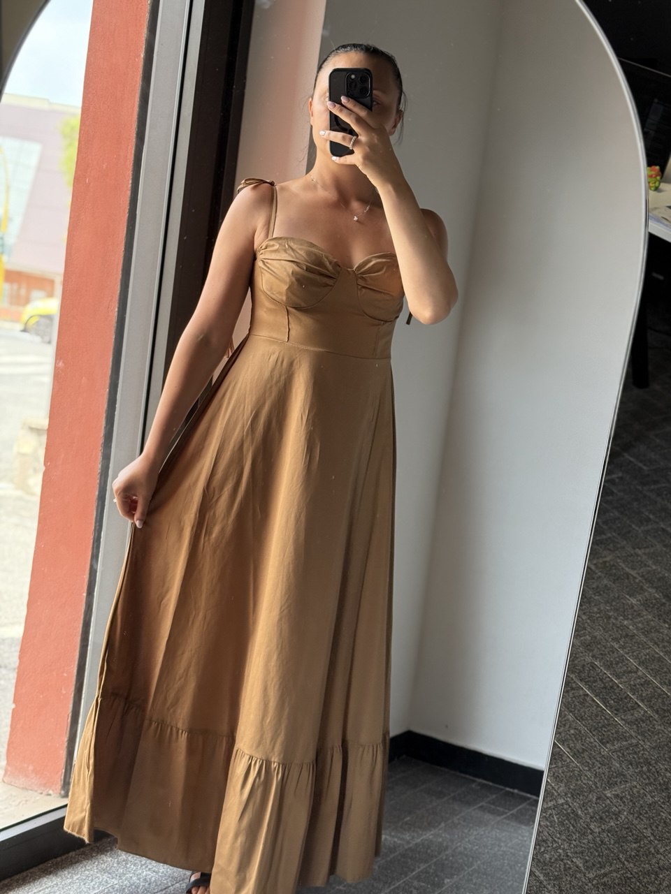 sofia-abito-lungo-beige-scollo-cuore-bretelline