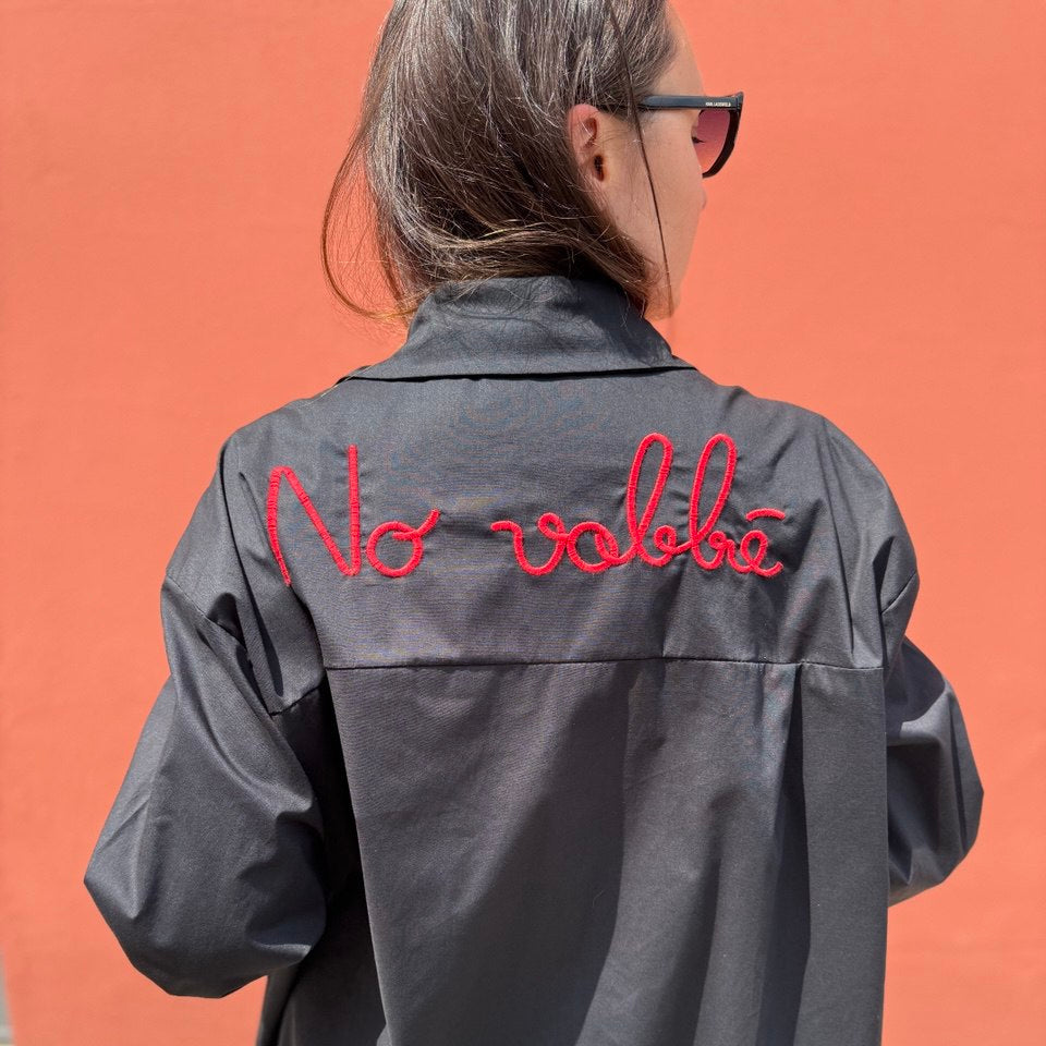 Camicia oversize nera con scritta ricamata 'No vabbè' in rosso sul retro. Ironica, statement piece perfetta per look casual decisi