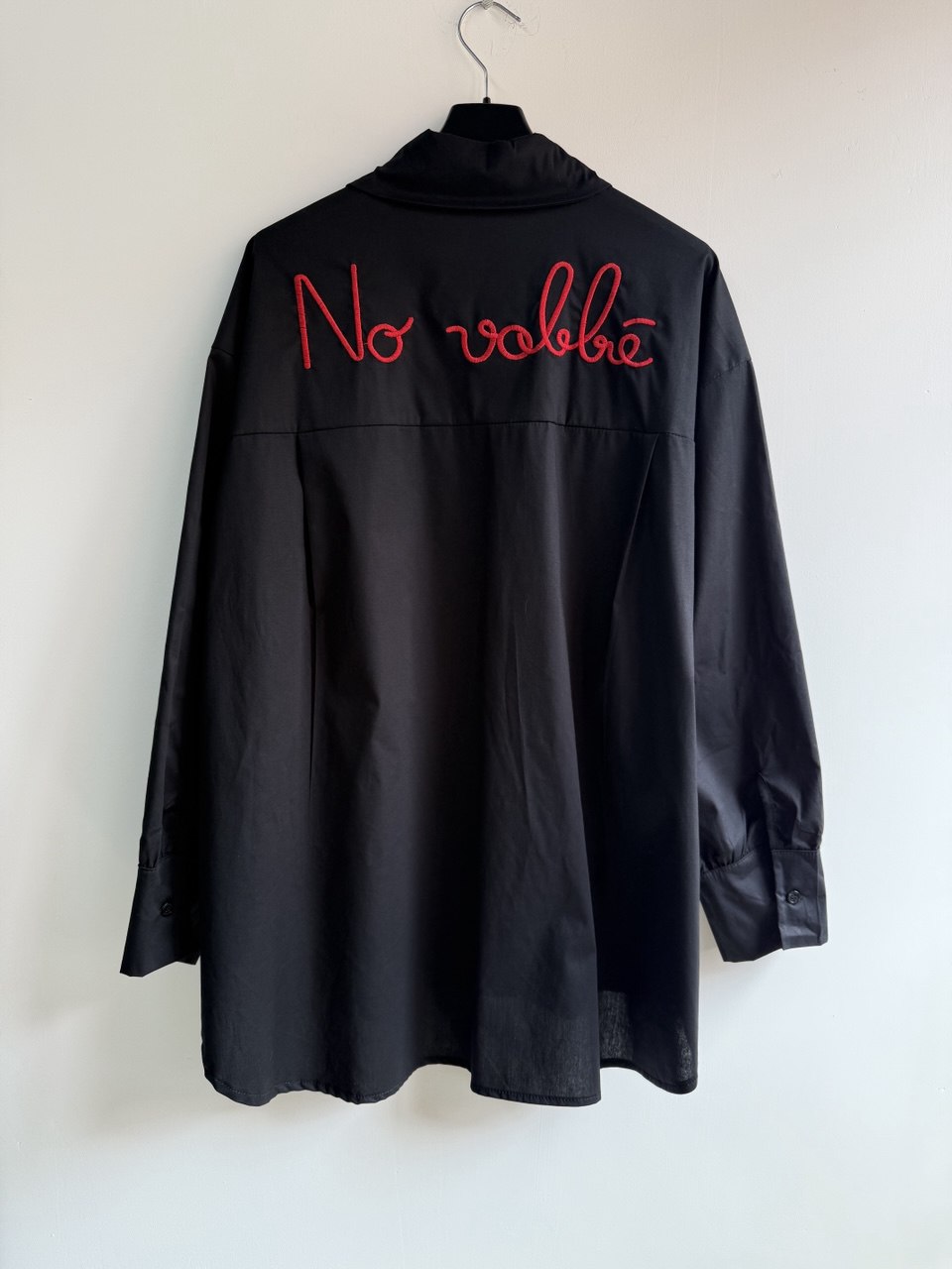 Camicia oversize nera con scritta ricamata 'No vabbè' in rosso sul retro. Ironica, statement piece perfetta per look casual decisi