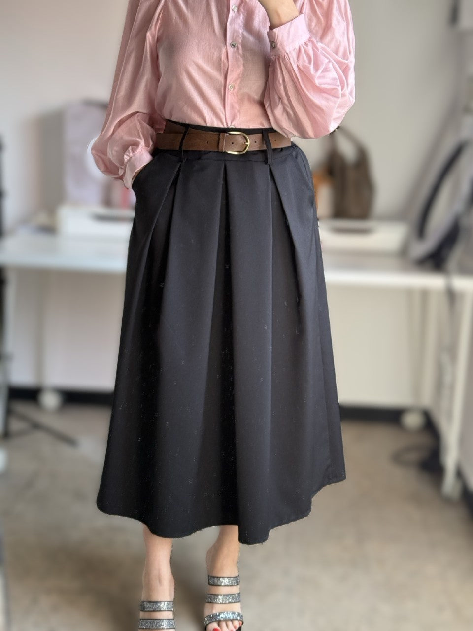 Gonna “Riviera Nero Intenso” – L’Eleganza Senza Tempo che Completa Ogni Look