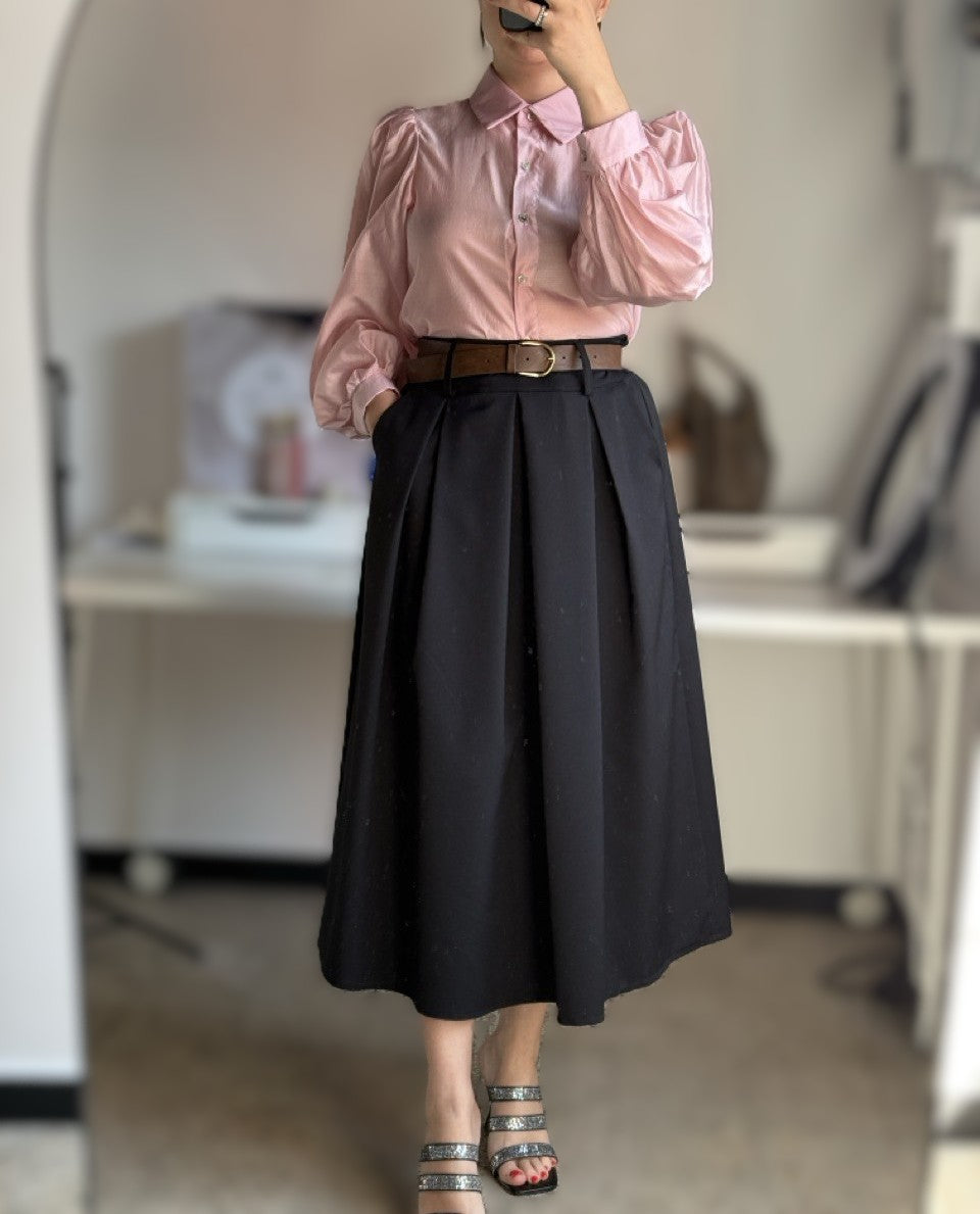 Gonna “Riviera Nero Intenso” – L’Eleganza Senza Tempo che Completa Ogni Look