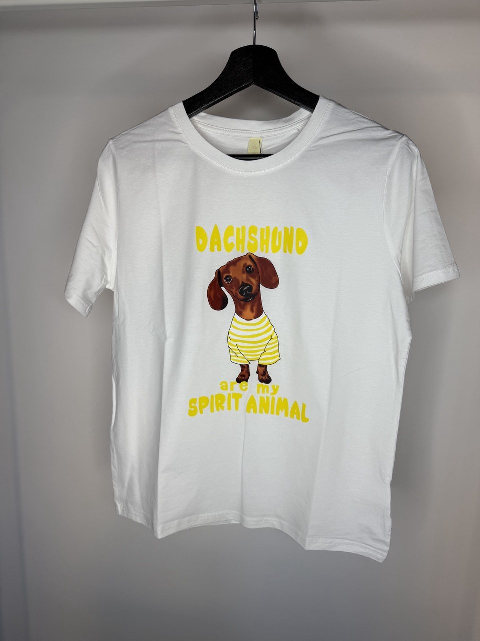 T-shirt Bianca Dachshund "Are My Spirit Animal" - Stampa Gialla - Nùa Boutique
