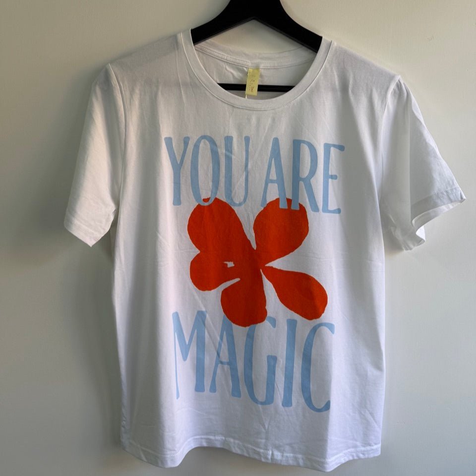 T-shirt You Are Magic – stampa motivazionale e fiore - Nùa Boutique