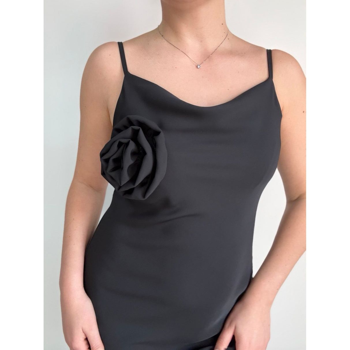 Vestito Lungo Nero "Cherry Blu" con Fiore Applicato - Nùa Boutique